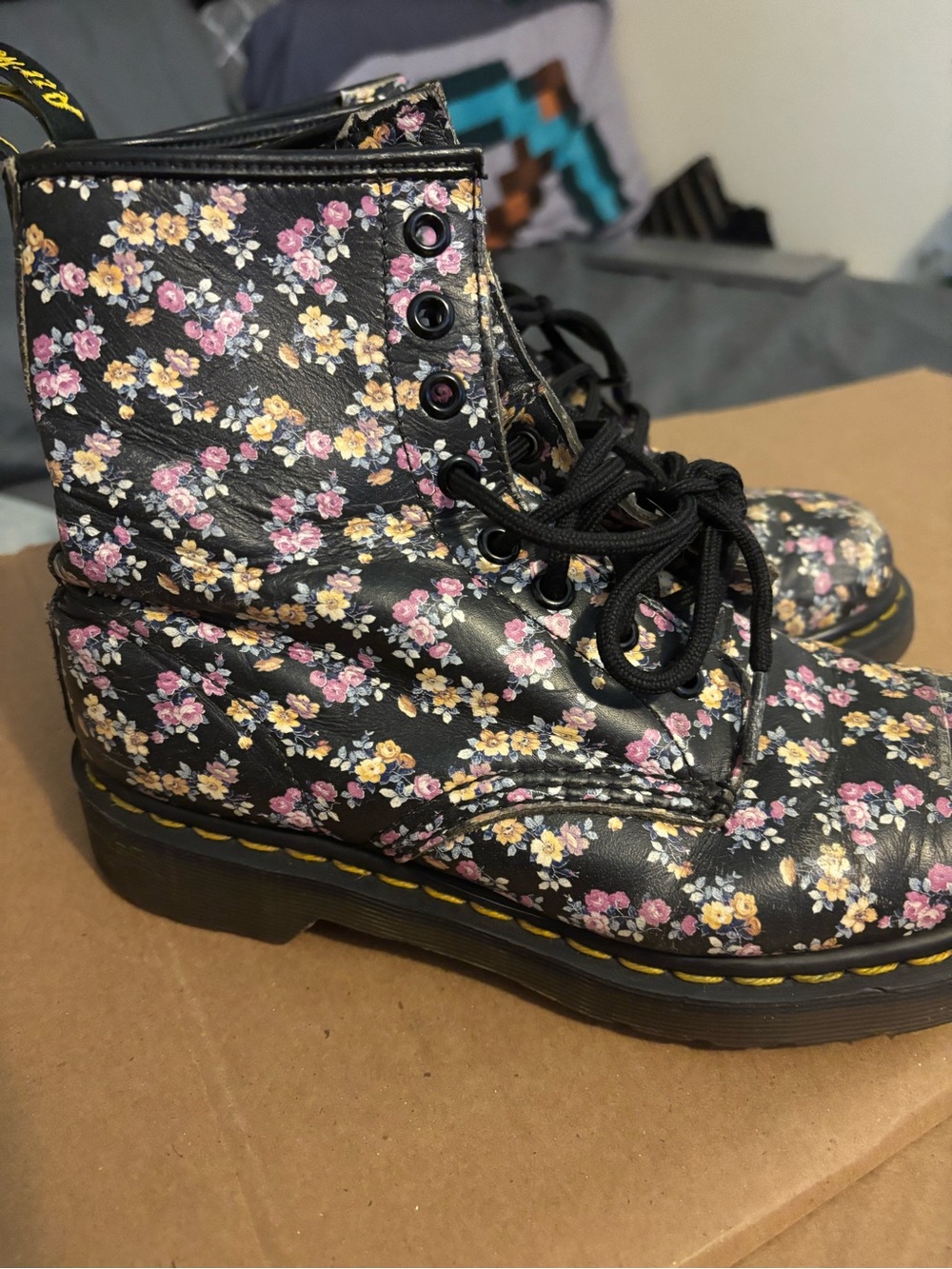 Black Floral Lace-Up Women's Boots Doc Martens size 6